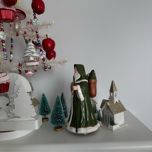 🎶 Saint Nicholas Green Coat Porcelain - Picture 9 of 9